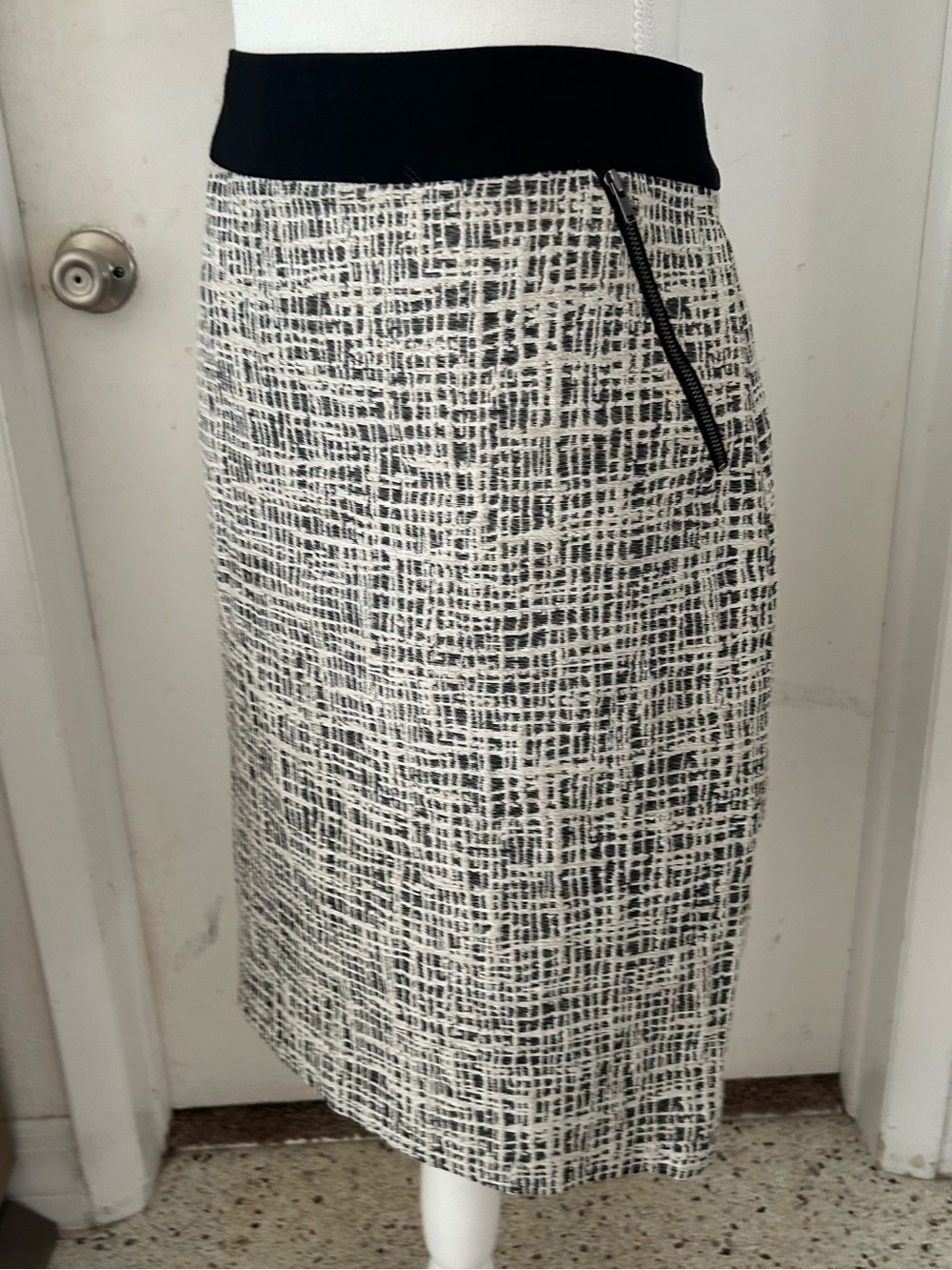 Women's Black & Off White Textured Pencil Skirt